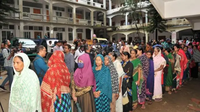 নির্বাচনকে সামনে রেখে ভোটার তালিকা হালনাগাদ ও কেন্দ্রের তালিকা তৈরির কাজ শুরু করেছে নির্বাচন কমিশন