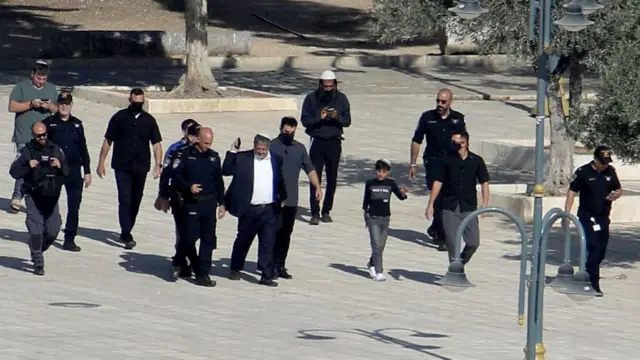 پولیس افسران اور دیگر یہودیوں کے ساتھ دورہ 