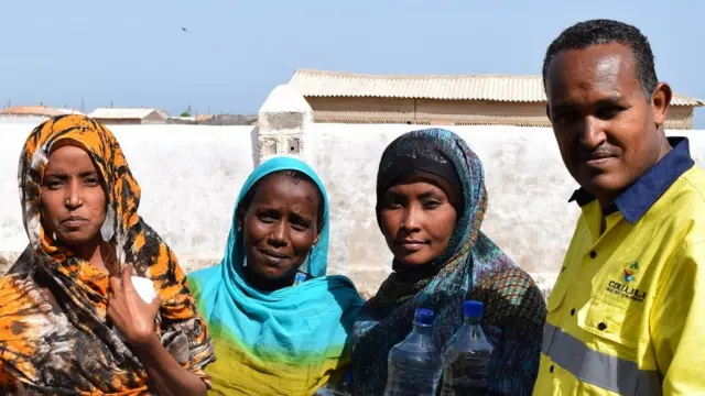 ሰራሕተኛ ኮሉሊ ምስ ነበርቲ እቲ ከባቢ