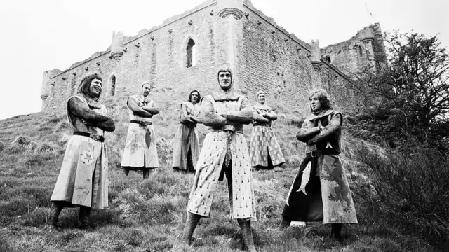 На съемках фильма "Монти Пайтон и Священный Грааль" в замке Дунн в Шотландии. 10 мая 1974 года