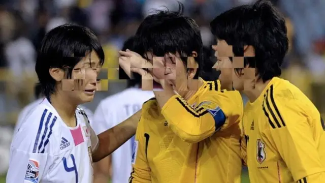 የሚያለቅሱ ሴት ኳስ ተጫዋቾች