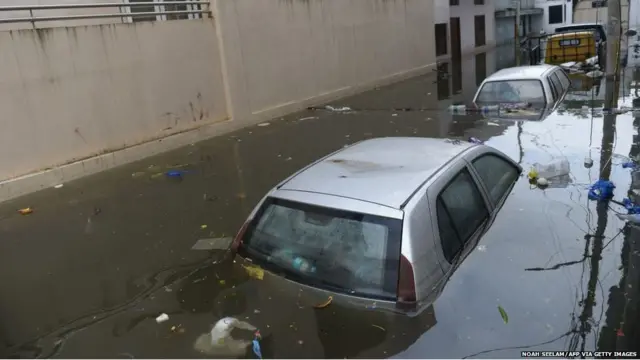 मुसळधार पावसामुळे हैदराबादमधले अनेक रस्ते पाण्याखाली गेले आहेत, वाहनं बुडली आहेत.