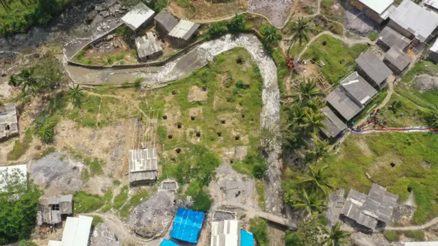 Foto udara lokasi tambang emas ilegal di Desa Pancurendang, Ajibarang, Banyumas, Jawa Tengah, Sabtu (29/07).