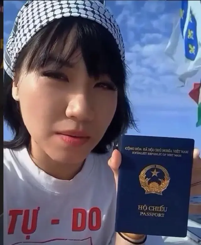 Bảo Ngọc Ashley và hộ chiếu Việt Nam của cô