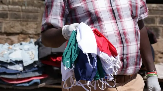 Barakoa zilizotengezwa nyumbani kwa kutumia vitambaa