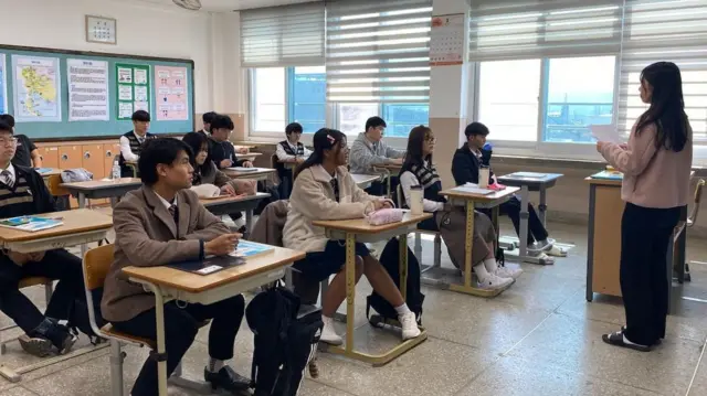 수업을 듣는 태국인 고교 유학생들