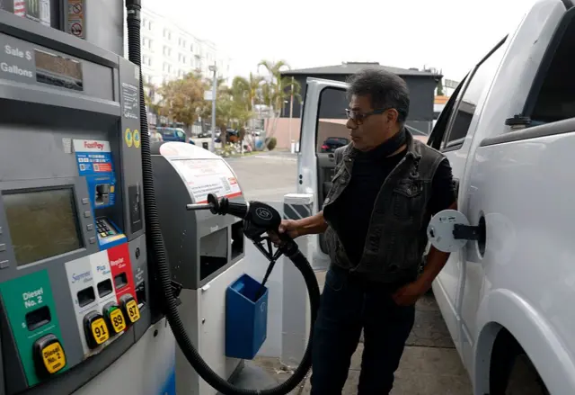 Bir müşteri, 4 Mayıs 2026'da Kaliforniya, Los Angeles'taki bir Chevron benzin istasyonunda arabasına benzin dolduruyor.