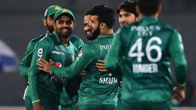 شاداب خان نے چار اوورز میں 17 رنز دے کر 3 وکٹیں حاصل کیں