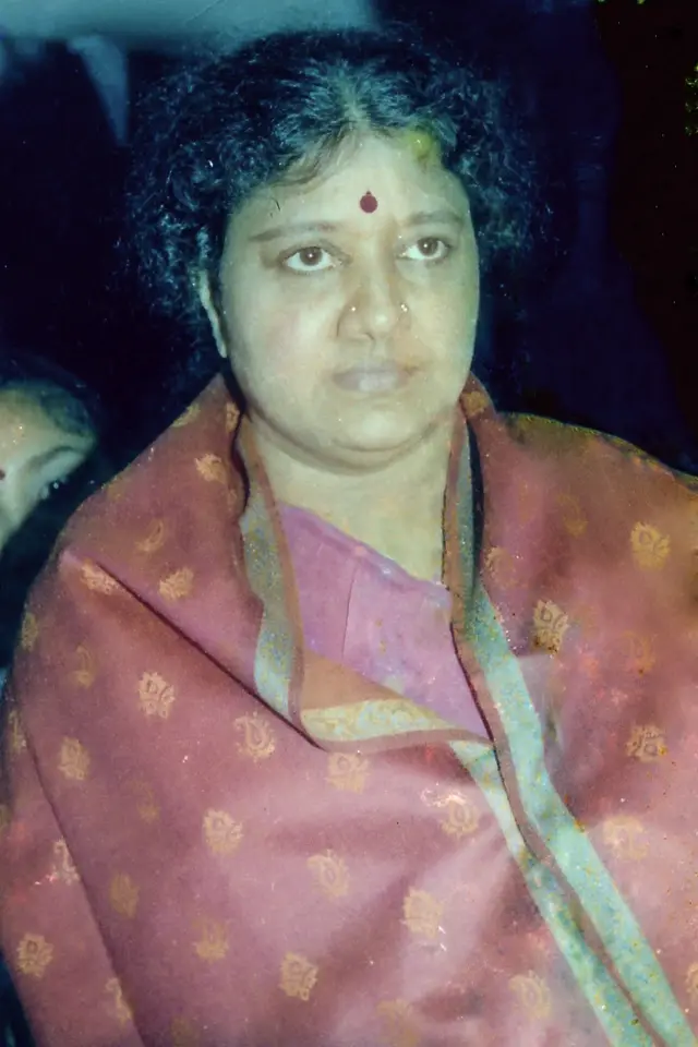 1996ல் ஜெயலலிதா மீதான சொத்து குவிப்பு வழக்கு தொடர்பாக சென்னை சிறப்பு நீதி மன்றத்தில் ஆஜராக சசிகலா வந்த போது எடுக்கப்பட்ட படம்.