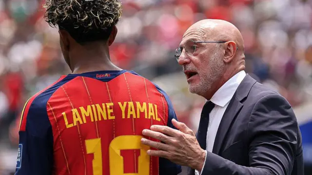 Luis de la Fuente bersama Lamine Yamal.