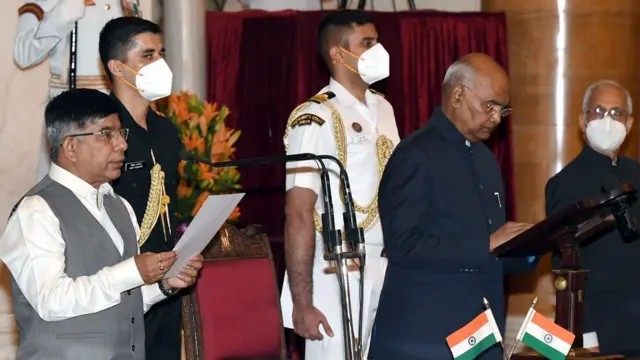 রাষ্ট্রপতি ভবনে কেন্দ্রীয় মন্ত্রী হিসাবে শপথ নিচ্ছেন সুভাষ সরকার