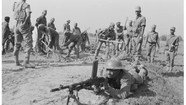 ভারতের সেনাবাহিনী ১৯৭১ সালে যুদ্ধের সময় যশোর রোড সংস্কারের কাজ করছেন