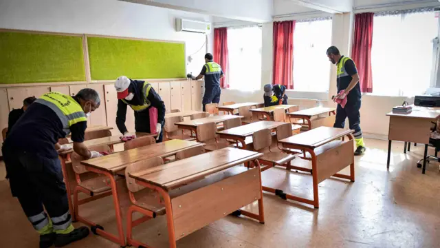 Sınıfta temizlik yapan çalışanlar 