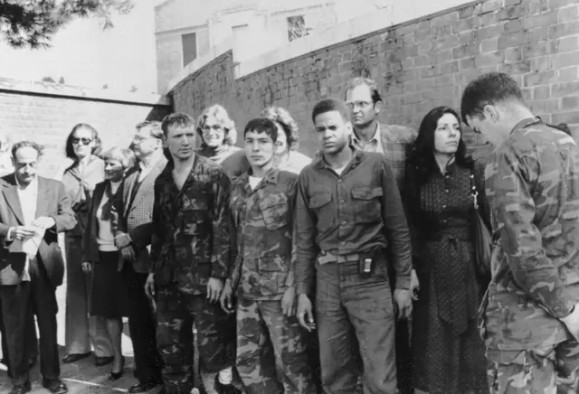 Дипломаты и сотрудники посольства США после его захвата