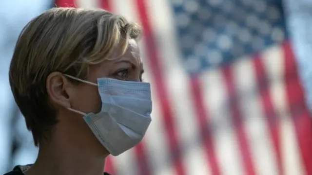 warga Amerika pakai masker.
