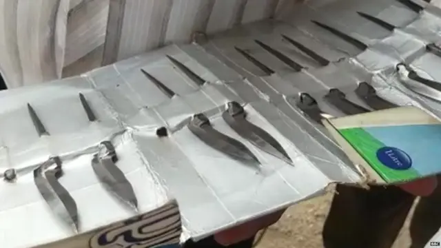 कोंबड्यांच्या पायांना बांधले जाणारे चाकू.