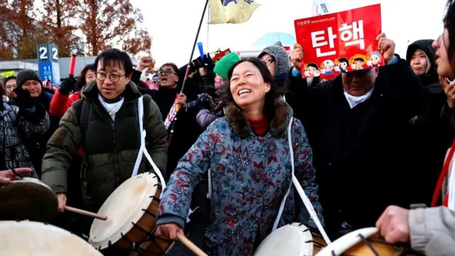 Başkent Seul'de binlerce kişi azil kararını kutladı