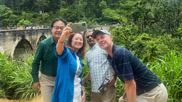 කොළඹ ඇමෙරිකානු තානාපති ජූලි චන්ග් සමග සෙල්ෆි ඡායාරූපයකට පෙනී සිටින දූත මණ්ඩල ප්රධානීන්