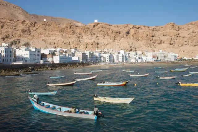 येमेनमध्ये बोट उलटल्यानं डझनभर स्थलांतरितांचा मृत्यू