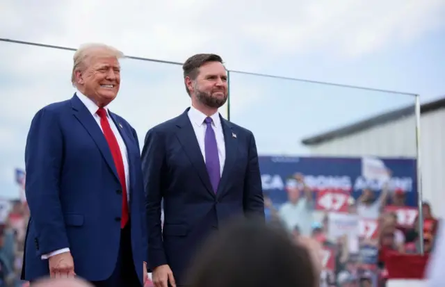 دونالد ترامپ و جی‌دی ونس، در کارزار انتخاباتی در کارولینای شمالی