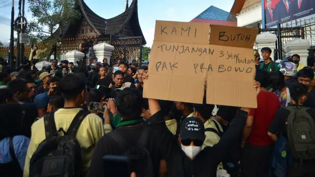 Sejumlah mahasiswa berunjukrasa di depan Kantor DPRD Sumatera Barat di Padang, Senin (1/9/2025). Ratusan massa aksi terdiri dari mahasiswa dan elemen masyarakat berunjukrasa dan menuntut anggota dewan meminta maaf kepada rakyat, dan mendesak pengesahan RUU perampasan aset serta reformasi Polri.