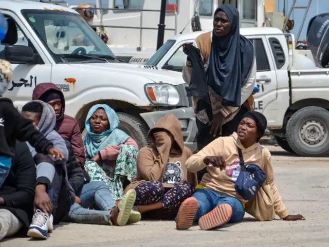 Migrants clandestins lors d'une opération menée par la Garde nationale tunisienne contre les migrants clandestins africains qui veulent atteindre l'Europe illégalement via la mer Méditerranée, le 08 juin 2023 à Sfax, en Tunisie.
