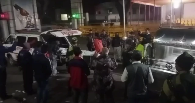 সীমান্তে পুলিশ ও বিজিবির কাছে লাশ হস্তান্তর করছে বিএসএফ।