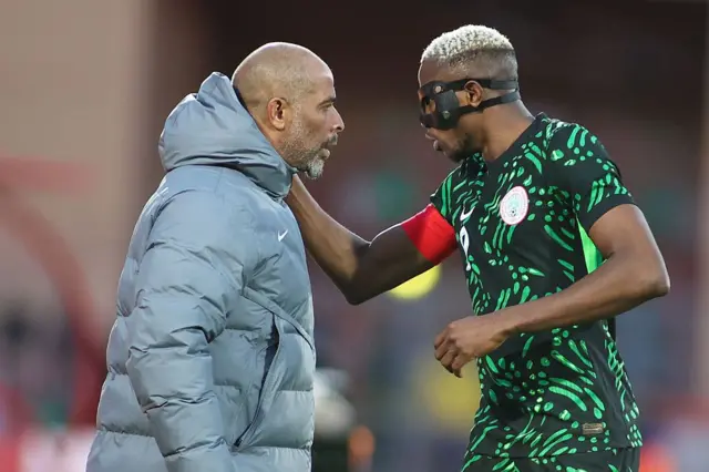 Victor Osimhen (Nigeria) échange quelques mots avec Eric Chelle, sélectionneur du Nigeria, lors du quart de finale de la Coupe d'Afrique des Nations opposant l'Algérie au Nigeria au stade de Marrakech, le 10 janvier 2026.