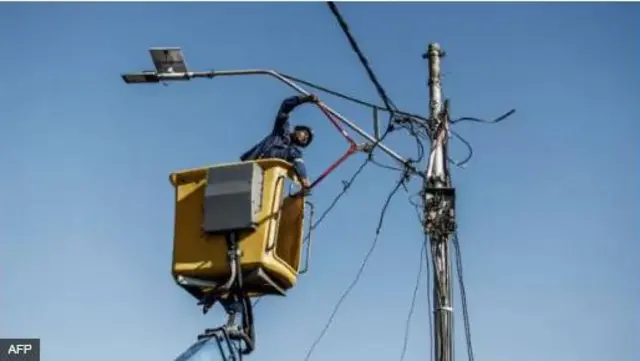 Wo ọna ti ko ba ofin mu ti won gba fa ina Oba ni eyi to wọ pọ ni agbegbe Johannesburg, lorilẹ-ede South Africa.