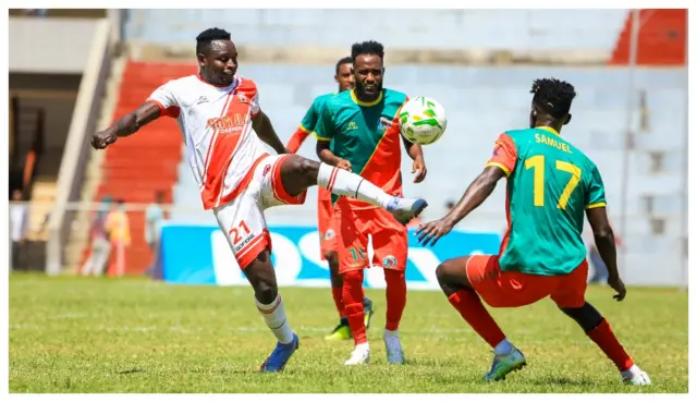 የፋሲል ከነማው አምሳሉ ጥላሁን [በስተግራ] የመቻል ተጫዋቹ ሳሙዔል ሳሊሱ [በስተቀኝ]