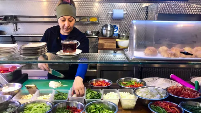 ወነንቲ ዲላራ ዓብዱልን ሮዝ ኣክስሙን ኣብ ዚንጂያንግ ካብ ዝነበረ ግፍዒ ሃዲሞም ናብ ለንደን መጺኦም