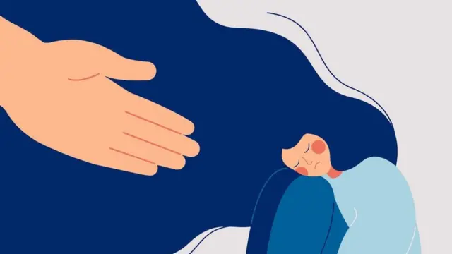 여성의 긴 머리카락을 커다란 손이 쓰다듬는 삽화