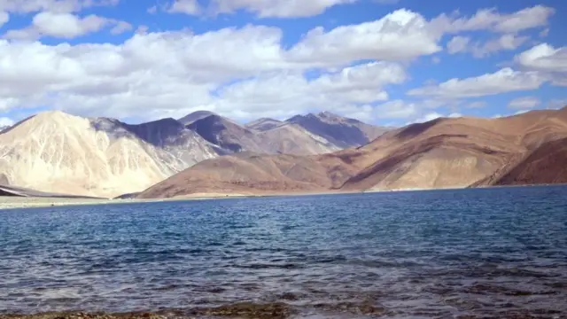 पैंगोंग झील