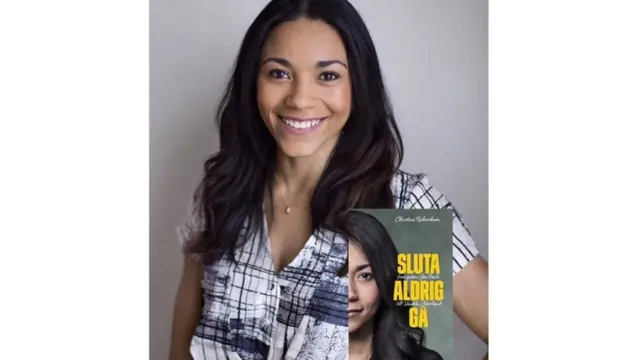 Christina Rickardsson con su libro "Nunca pares de caminar".