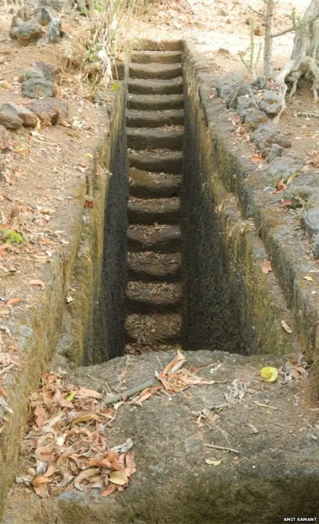 घुमडे गावात आढळलेल्या मध्ययुगीन व्यापारी मार्गातील एका विहिरीकडे जाणारा मार्ग.