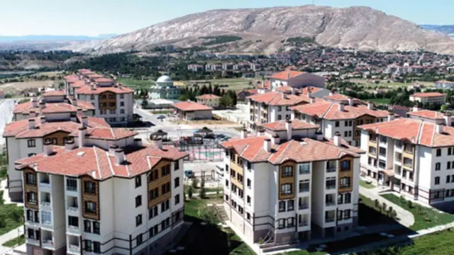 Türkiye'de konut fiyatlarındaki artış ciddi boyutlara varmış durumda. Erdoğan, açıkladığı yeni paketlerle konut fiyatlarında yaşanan yükselişe karşı vatandaşları korumak niyetinde olduklarını söyledi. Ancak konutların daha iyi kredi oranlarıyla satışının yapılmasının yükselen ev fiyatlarına çare olacağı düşünülmüyor.