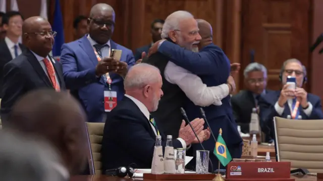 नरेंद्र मोदी नेताओं से गले मिलते हुए