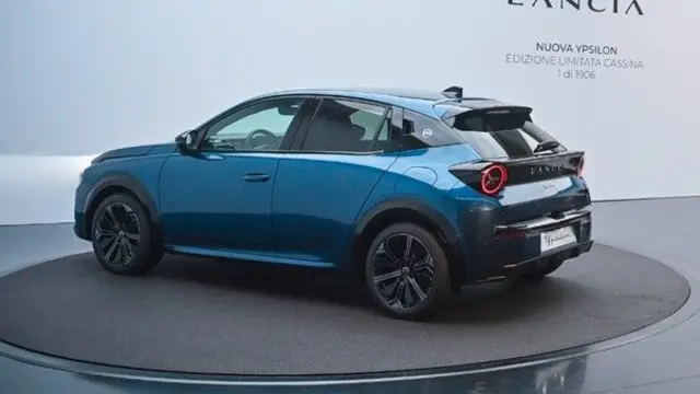 چراغ‌های عقب اپسیلون با الهام از مدل‌های کلاسیک لانچیا گرد طراحی شده است