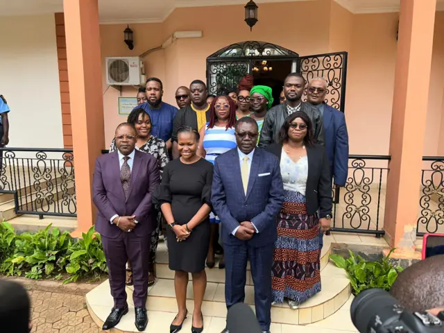 Le Président du Conseil National de la Communication du Cameroun (à droite) posant avec la directrice des politiques publiques de Tiktok au milieu et Jean Thobie Hond, le Secrétaire du CNC