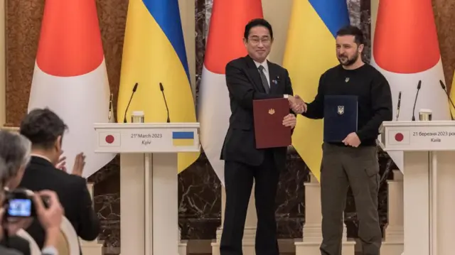 Japonya’nın Başbakanı Fumio Kişida, Kiev'de Zelenski ile bir araya geldi.