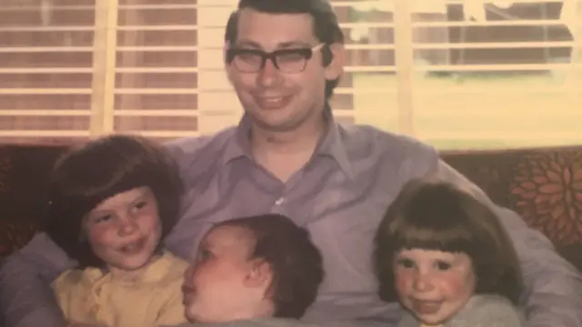 রিচার্ড হেইনেসের সাথে সন্তানরা, জেনি সবার ডানে