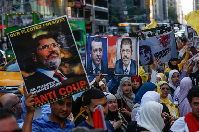 ABD'deki bir gösteride taşınan Muhammed Mursi ve Recep Tayyip Erdoğan resimleri