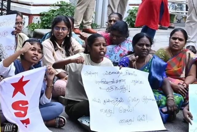 विरोध कर रहे छात्र