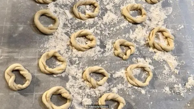 Lorighittas yang disiapkan oleh para perempuan lajang disebut mirip dengan anting-anting.