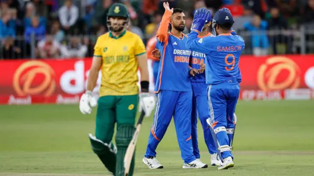 दक्षिण अफ़्रीका के एडेन मार्क्राम को आउट करने के बाद जश्न मनाते भारतीय खिलाड़ी