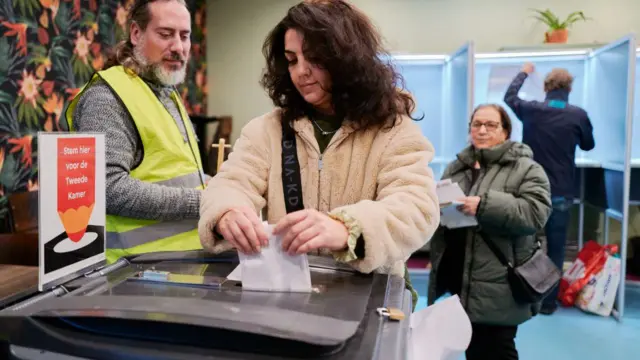 ভোট দিচ্ছেন এক নারী