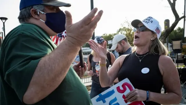 بحث یک هوادار و یک مخالف دونالد ترامپ در مقابل بیمارستان ولتر رید در واشنگتن