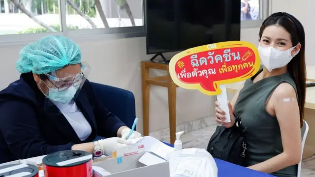 ดาราสาวสังกัดช่อง 7 สีเข้ารับการฉีดวัคซีนโควิด-19 ที่ราชวิทยาลัยจุฬาภรณ์
