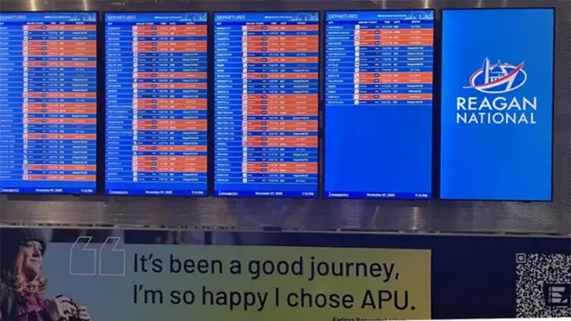 青地の出発便ボードにキャンセルを示す赤い表示が並ぶ