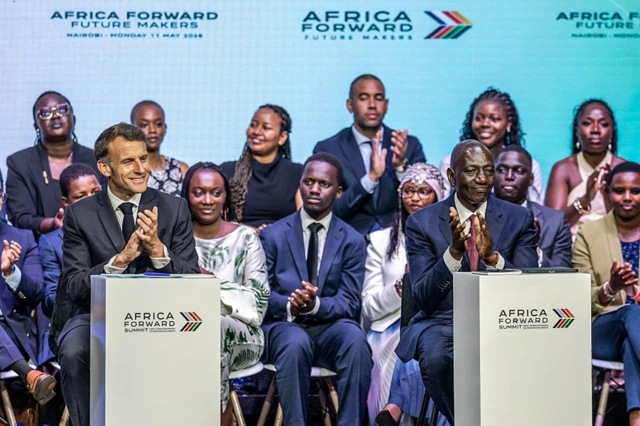 Le président français Emmanuel Macron (à gauche) et le président kényan William Ruto (à droite) réagissent alors qu'ils participent à la session jeunesse Africa Forward : Future Makers lors du sommet Africa Forward à Nairobi le 11 mai 2026.